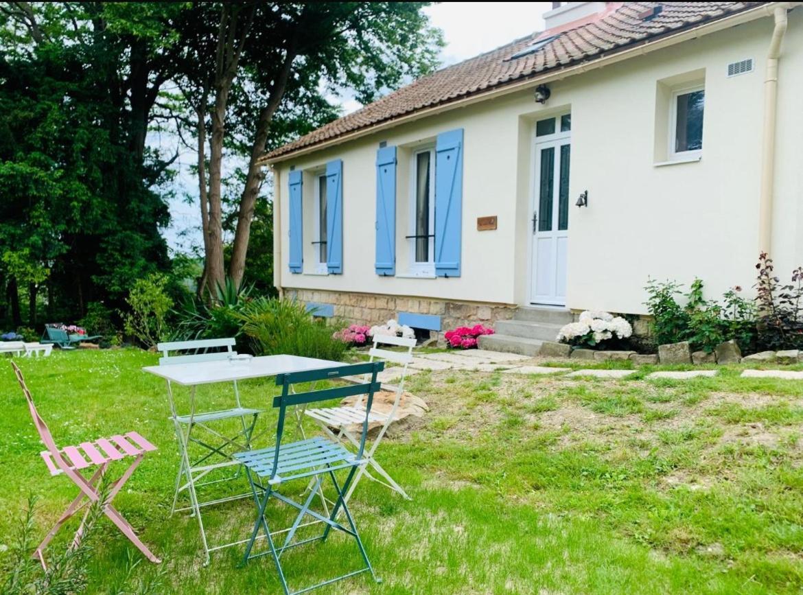 Les Volets Bleus Villa Parmain Bagian luar foto