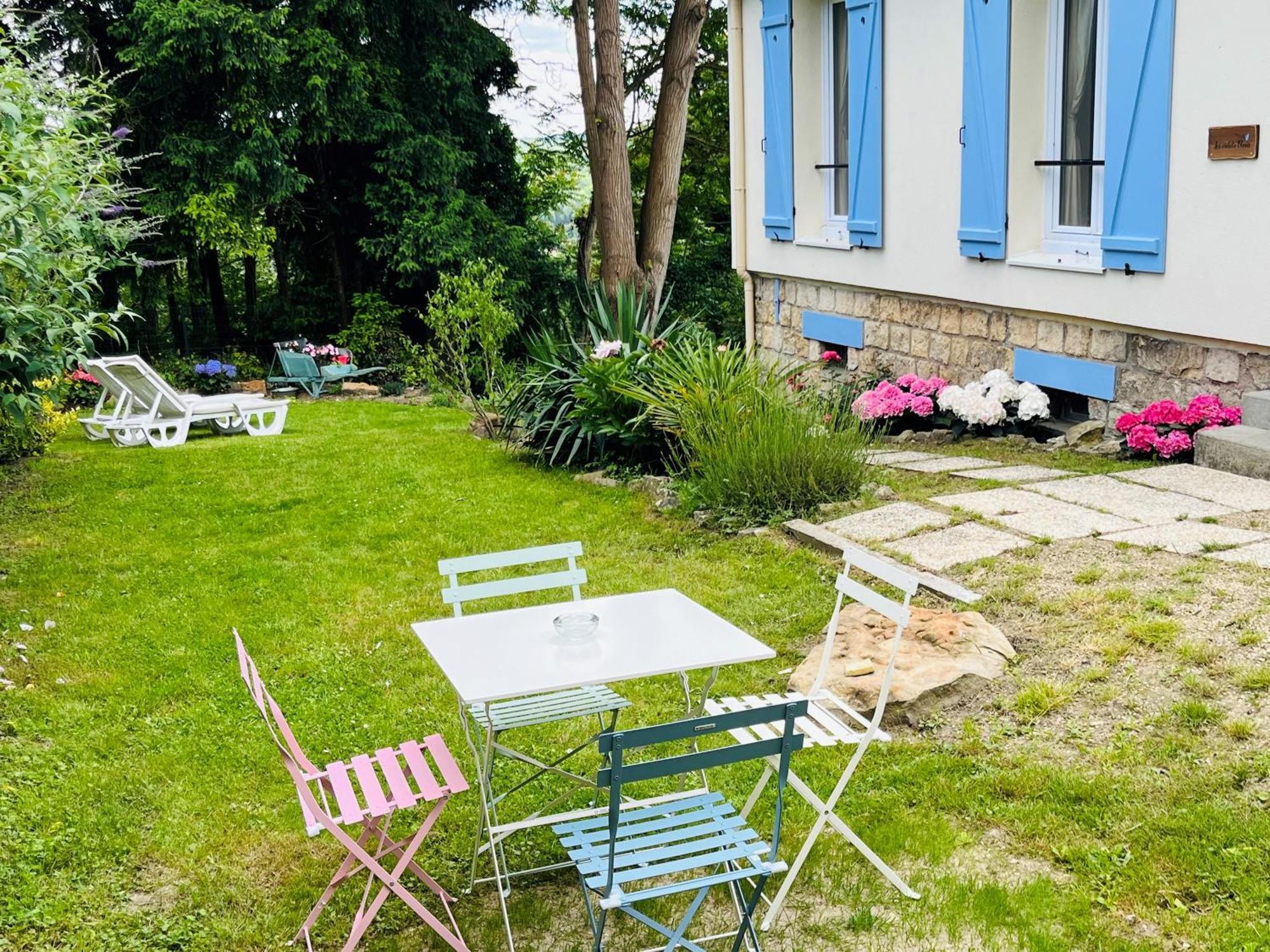 Les Volets Bleus Villa Parmain Bagian luar foto