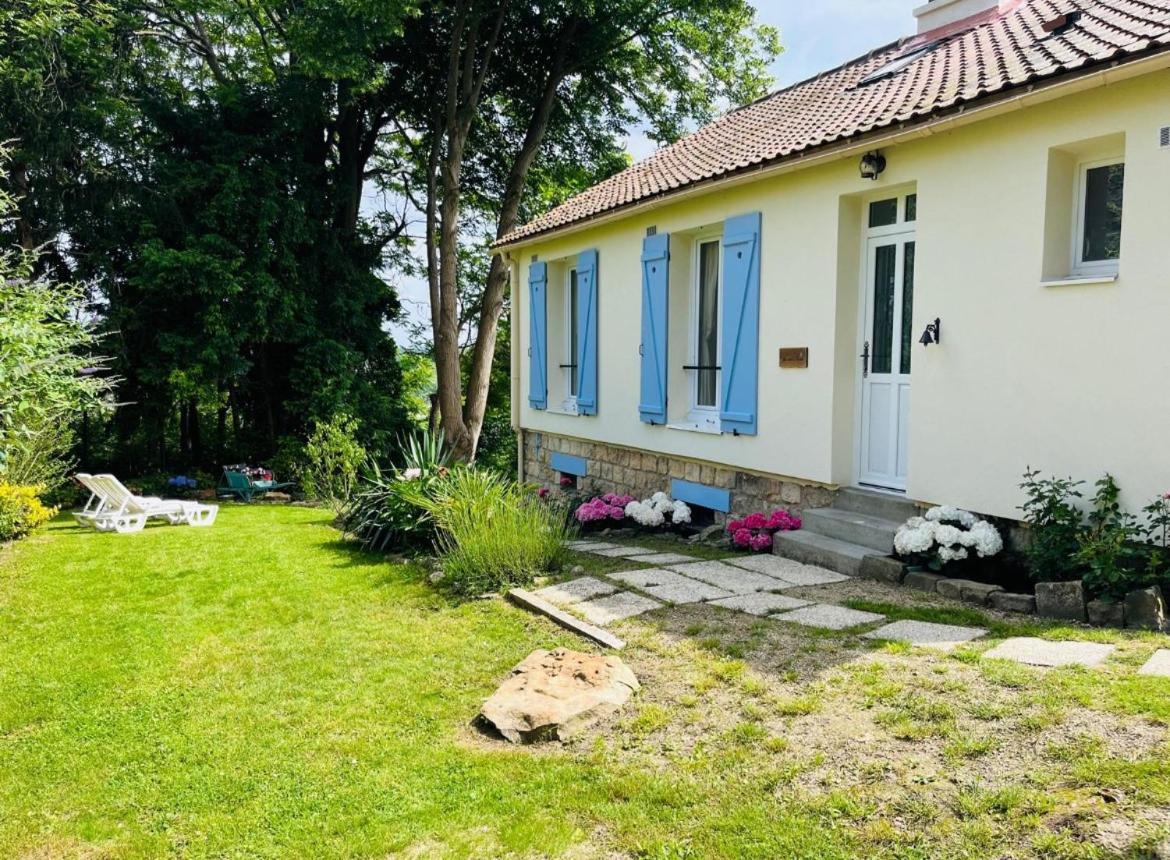 Les Volets Bleus Villa Parmain Bagian luar foto