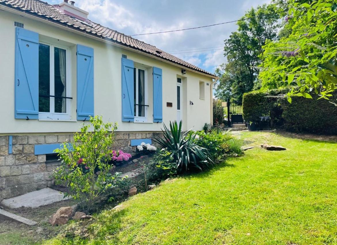 Les Volets Bleus Villa Parmain Bagian luar foto